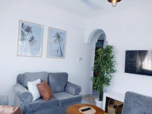 un soggiorno con divano e tavolo di C.leslie_homes a Mombasa