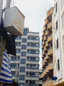 un edificio alto con balcones a un lado. en C.leslie_homes en Mombasa
