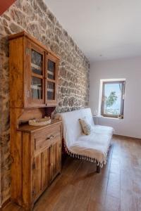 um quarto com um armário de madeira e uma cadeira em Annas Horizon em Samothráki