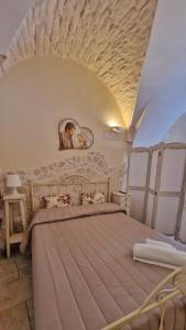 sypialnia z dużym łóżkiem w pokoju w obiekcie Appartamento Antico Pozzo w mieście Martina Franca