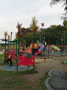 einen Park mit einem Spielplatz mit vielen Rutschen und Rutschen H C Ubestosbestos in der Unterkunft Titi Panjang Apartment Lumut Sitiawan Manjung in Lumut