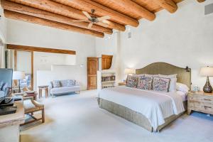 een slaapkamer met een bed en een plafondventilator bij Casa Tres Hermanos in Santa Fe