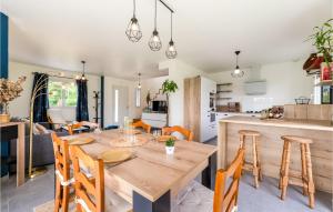 cocina y comedor con mesa de madera y sillas en Nice Home In Lyons-la-fort With House A Panoramic View, en Lyons-la-Forêt