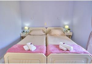 ein Schlafzimmer mit 2 Betten und Handtüchern darauf in der Unterkunft Vintage Resort Studio 4 in Melíssia