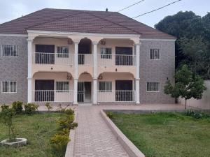 uma casa grande com uma passagem em frente em Comfy & cozy 2 bedroom apartment, entire unit! em Banjul