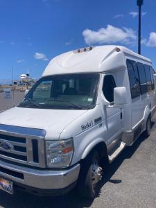 une camionnette blanche garée dans un parking dans l'établissement Oahu Camper Adventures, à Kailua