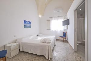 - une chambre blanche avec un lit et une chaise bleue dans l'établissement Villa Pamela, à Barbarano