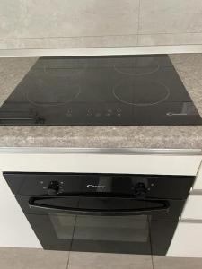 a black stove top oven in a kitchen at Monolocale al porto in Fano