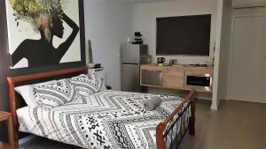 1 dormitorio con 1 cama y TV en The Courtyard, en Port Pirie