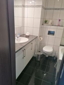 ein Bad mit einem Waschbecken und einem WC in der Unterkunft Appartement Krefeld-City in Krefeld