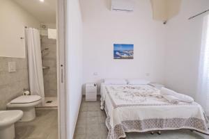 - une chambre blanche avec un lit et une salle de bains dans l'établissement Villa Pamela, à Barbarano