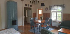 a kitchen and dining room with a table and chairs at Pehtoorintupa in Ikaalinen