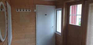a room with a door and a window at Pehtoorintupa in Ikaalinen