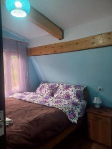 1 dormitorio con 1 cama con edredón de flores en Sesili Guesthouse en Adishi