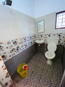 bagno con servizi igienici e lavandino di Rosh Tower a Trivandrum