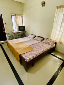 - une chambre avec un grand lit dans l'établissement Rosh Tower, à Trivandrum