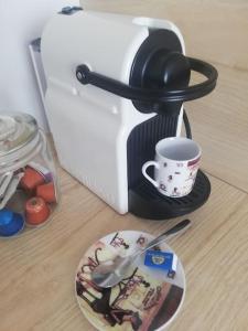 Kahvin ja teen valmistusvälineet majoituspaikassa Logement standing wifi Vercors 'In