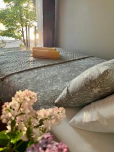 einem Holzstock auf einem Bett mit Kissen in der Unterkunft DuneHouse in Tūja
