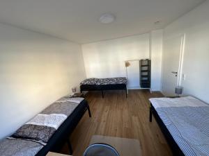 Beautiful, quiet and cosy apartment with balcony in central location tesisinde bir odada yatak veya yataklar