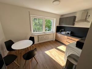 Beautiful, quiet and cosy apartment with balcony in central location tesisinde mutfak veya mini mutfak