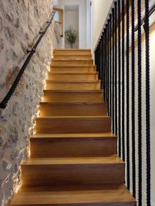 Un escalier avec des marches en bois et un mur en pierre dans l'établissement Old Town Olive luxury room for 3, à Dubrovnik