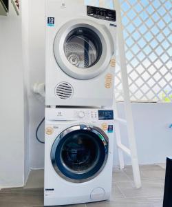 Dien Khanh的住宿－Florihome Beach House，客房内的洗衣机和烘干机