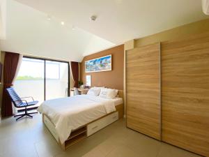 Dien Khanh的住宿－Florihome Beach House，一间卧室设有一张床和一个大窗户