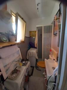 uma pequena casa de banho com um lavatório e uma mesa em Studio 300m plage em Saint-Laurent-du-Var