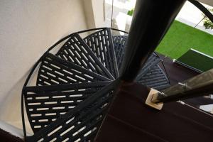una escalera de caracol con una barandilla de metal negro en Nieva Apartment 2, en Matala
