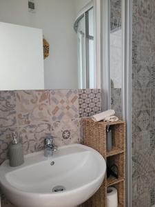 リーヴァ・デル・ガルダにあるB&B Dal Nonnoのバスルーム(白い洗面台、鏡付)