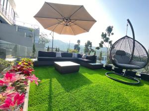 einen Garten mit Schaukel, Sofa und Sonnenschirm in der Unterkunft Double R Villa F11 Dago Village in Bengkok