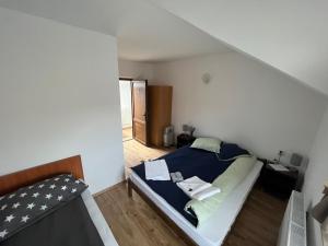 a bedroom with a bed with blue and green sheets at Casa Ariana in Poiana Aiudului