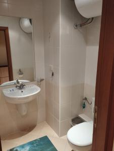 Et badeværelse på Borovets Villa Park studio + 12 billeder