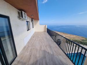 balkon z widokiem na ocean w obiekcie Hili Complex w mieście Żebbuġ