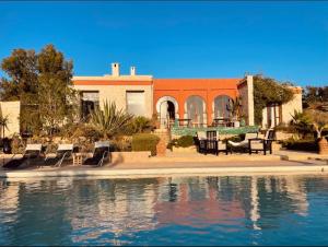 una casa con una piscina d'acqua di fronte di Villa des Hauts Mogador a Essaouira