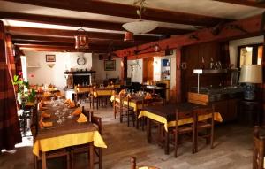 a restaurant with tables and chairs in a room at Auberge Lou Jas in Soleilhas