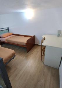 Habitación con 2 camas y escritorio. en Casa Vacanze da Peppe en Palermo