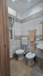 een badkamer met een toilet en een wastafel bij Casa Vacanze da Peppe in Palermo
