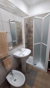 een badkamer met een wastafel en een douche bij Casa Vacanze da Peppe in Palermo