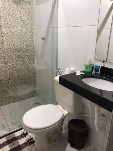 uma casa de banho com um WC, um lavatório e um chuveiro em Pousada Nativo's em Nova Almeida
