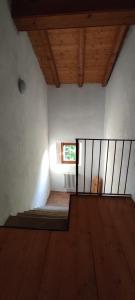 ein leerer Raum mit einer Treppe und einem Fenster in der Unterkunft Il Monte BnB in Tazzola