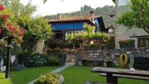 a house with a garden in front of it at Apartamentos Samelar in Camaleño