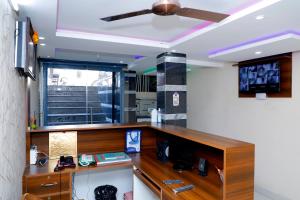 Habitación con escritorio y ventilador de techo. en CNR Residency, Madanapalle, en Madanapalle 56 fotos más