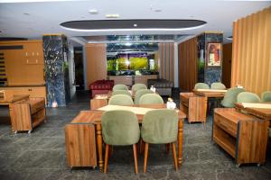 un restaurant avec des tables et des chaises et une salle d'attente dans l'établissement Zeynel Hotel, à Antalya