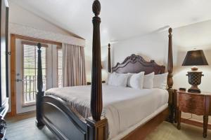 a bedroom with a large bed and a window at Adventure Hub-Ski Resorts, Backcountry & Park City 3011 villa in Midway