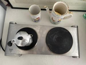 a toaster oven with two cups on top of it at Le dimore di piazza torre in Torchiara