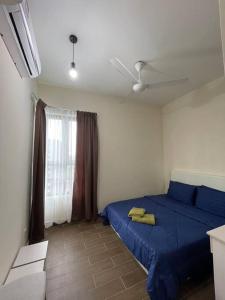 una camera con letto blu e ventilatore a soffitto di Aisyah Homestay Putrajaya Muslim a Putrajaya