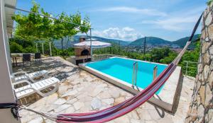 莫斯塔尔Perfect view of Mostar - with swimming pool的一个带游泳池和吊床的别墅 更多37张照片