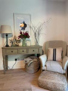 プレスコットにあるShakespeare’s Nestのテーブル、椅子、鏡が備わる客室です。
