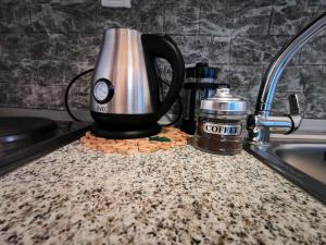 Kemudahan buat kopi dan teh di IRIS STUDIOS
